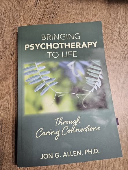 "Bringing psychotherapy to life" Jon G. Allen - okładka książki